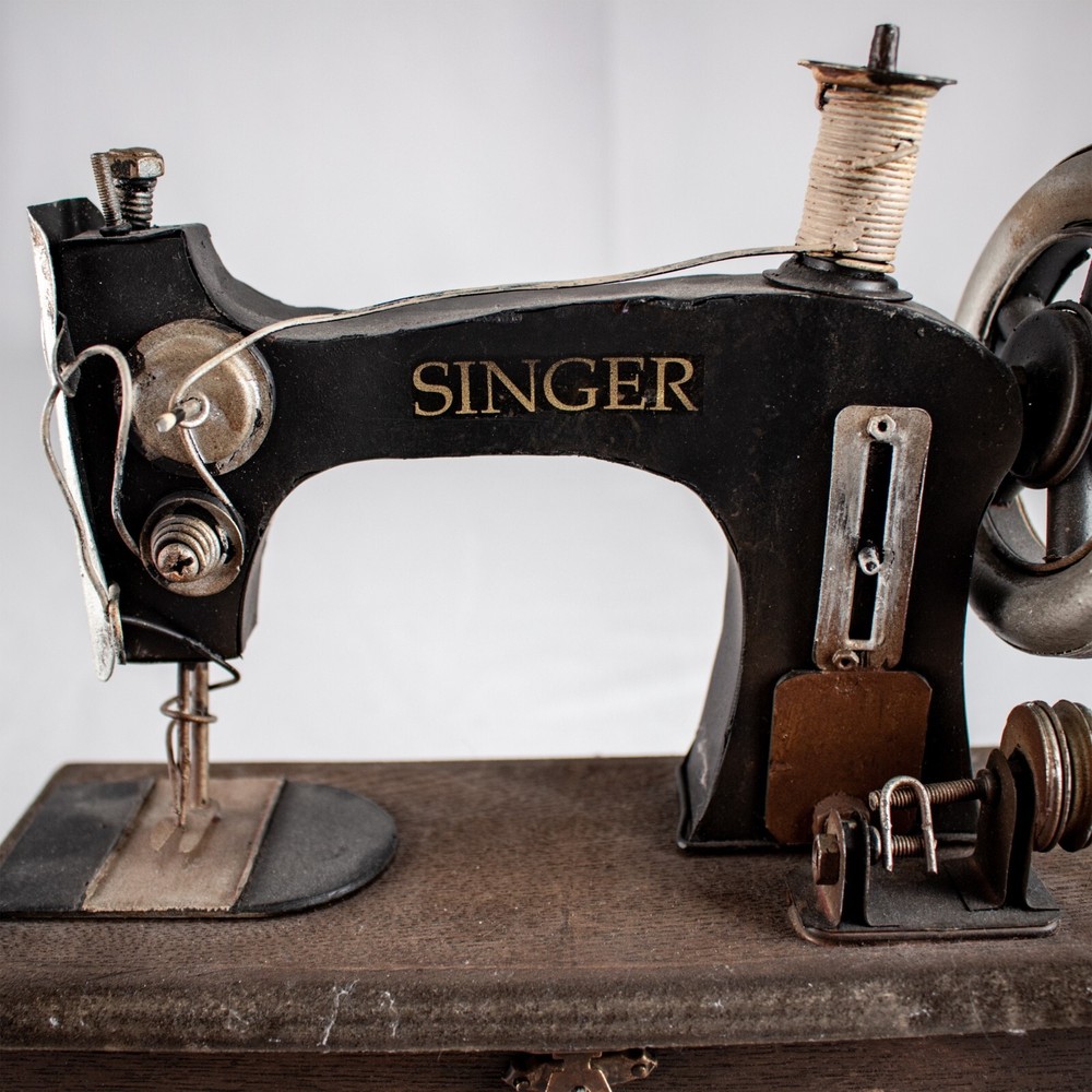 SINGER Sewing Machine Tools Hidden Jewelry Box Decor