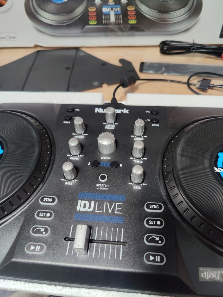 Numark iDJ Live Digital DJ Controller Turntable