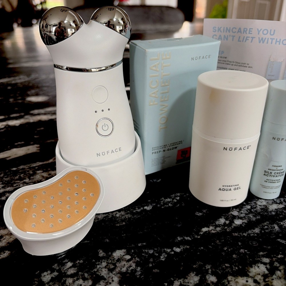 NWOB Nuface Trinity With Red Light Wrinkle Reducer Attachment And Starter Kit