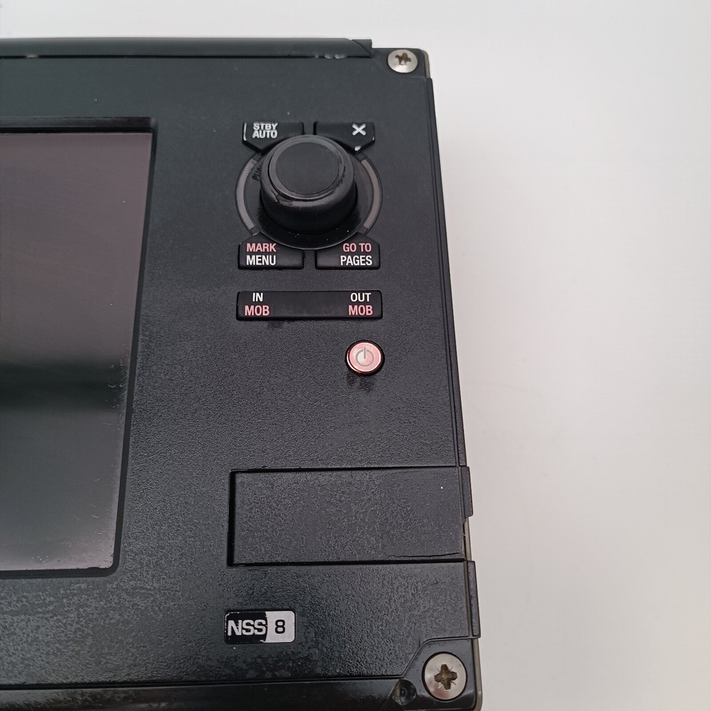Simrad NSS8 EMEA Chartplotter And Multifunction Display NSS-8 w/Suncover