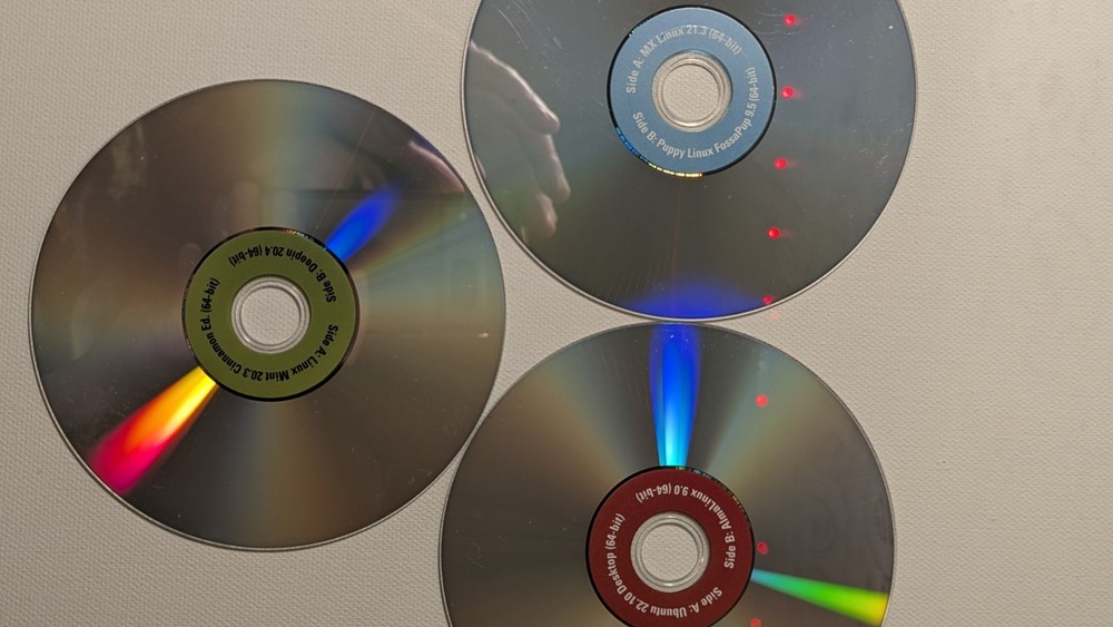 Lot bundle LINUX 51 Total 64 Bit operating System Instal & DVD Rom's