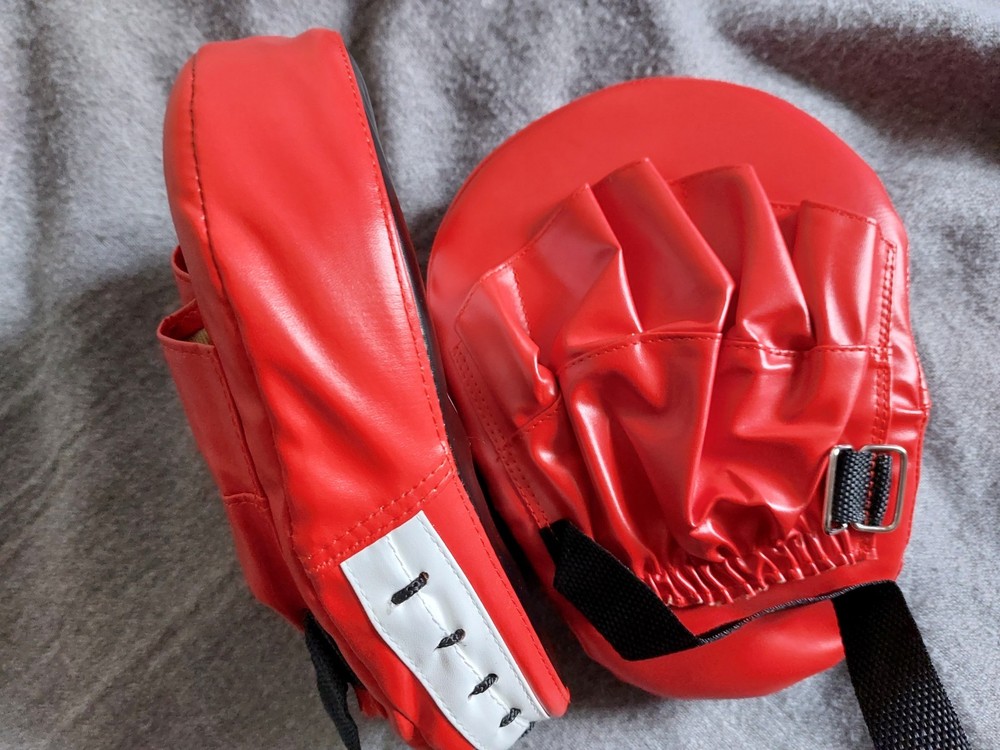 Venum Curved PU Punching Pads (2 pcs)