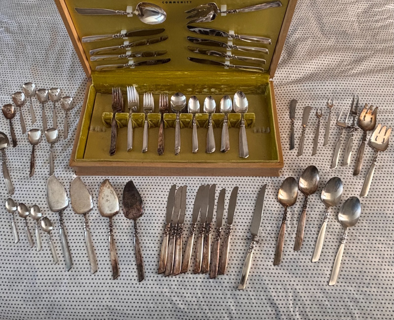 VINTAGE SILVER-PLATED COMMUNITY SOUTH SEAS PATTERN 130 PCS SET IN ORIGINAL CHEST