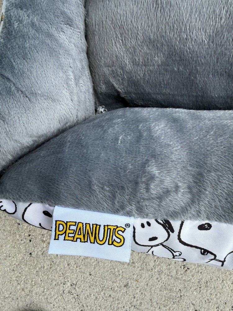 Peanuts cozy Pet Bed Brand New