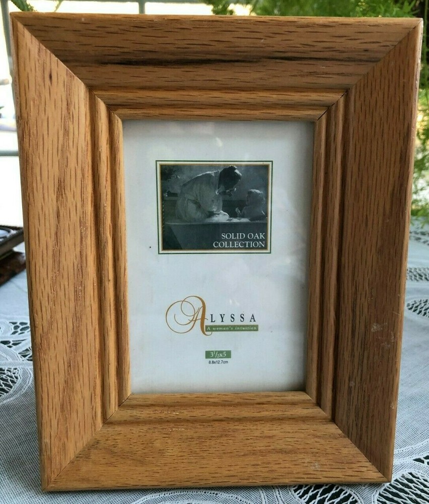 WILTON OAK PICTURE FRAME - HOLDS 3.5" X 5"