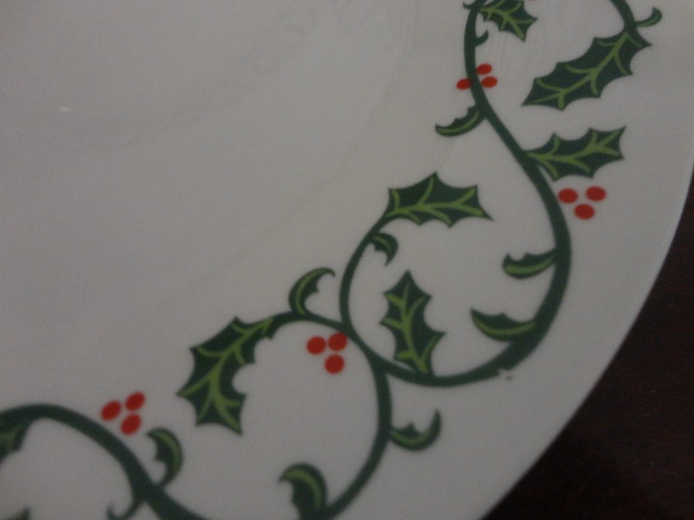 HOME ESSENTIAL AND BEYOND HOLLY SCROLL COLLECTION CHRISTMAS 4 DINNER PLATE 10.5"