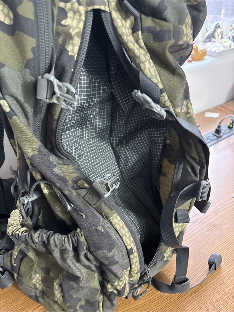 Kuiu Pro 3600 Verde Backpack Lumbar Support Adjustable Straps Carbon Pack Frame