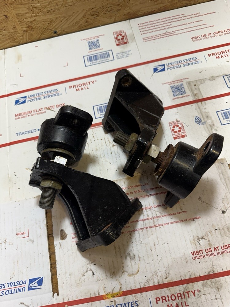 Mercruiser 350 MAG MPI engine mounts