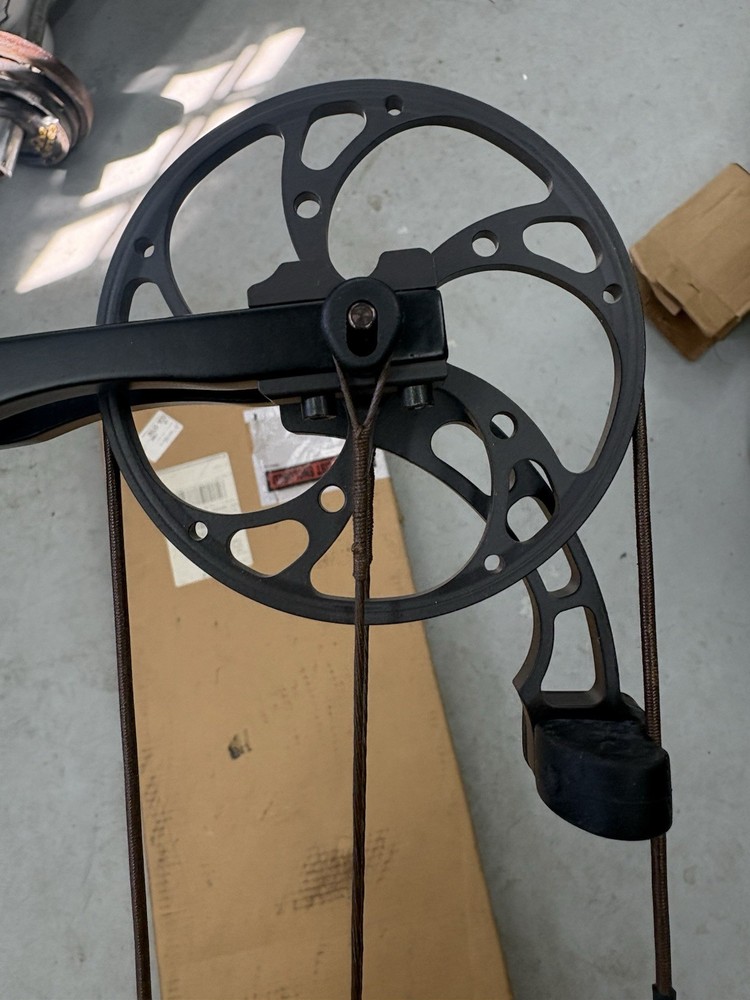 Mathews Triumph Target Compound Bow 65lbs 30in Black Right Hand