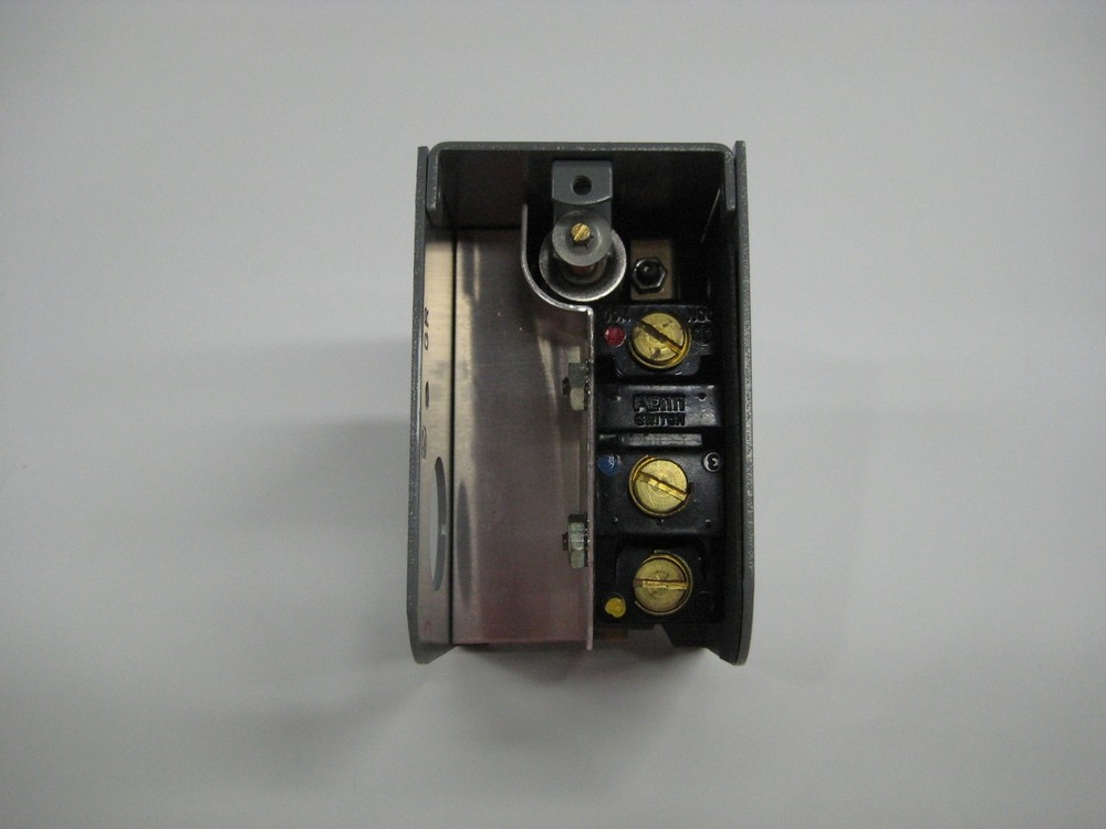 JOHNSON CONTROLS P10BG-3 LOWER PRESSURE CONTROL NSMP