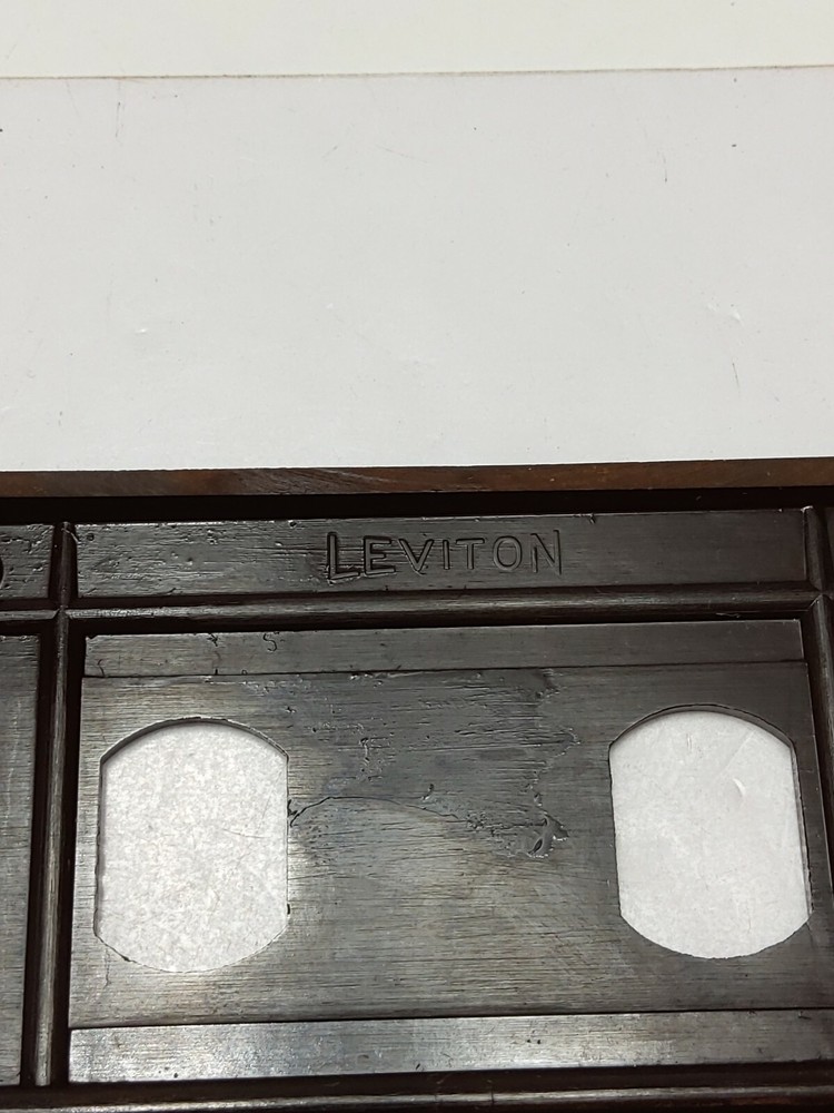 VINTAGE LEVITON BAKELITE DESPARD WALL PLATE (NOS)