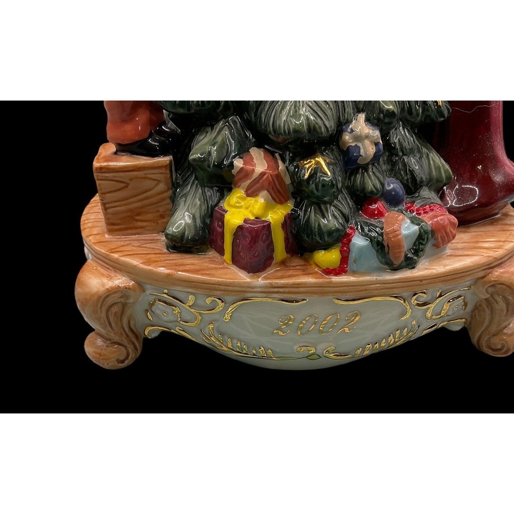 2002 Musical Christmas Tree Scene Ceramic Couple Decorating Tree
