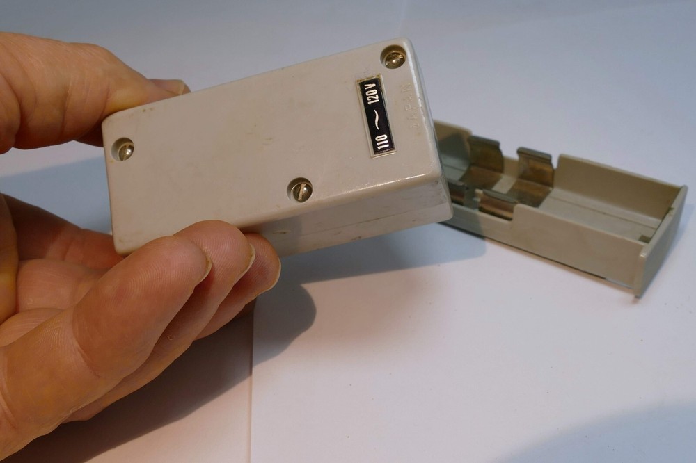 AA battery holder for a vintage flash