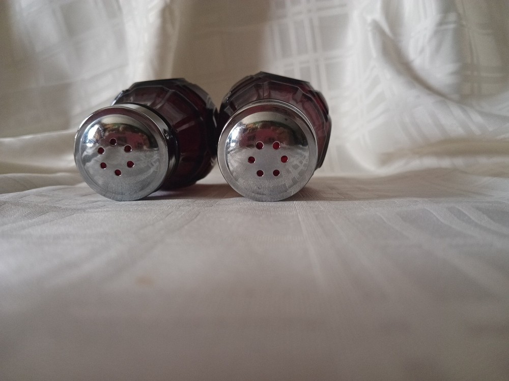 Wheaton Bullseye Ruby Salt Shaker