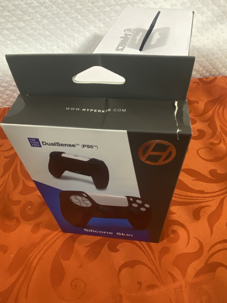 PS5 CONTROLLERS CHARGING STATION & ONE CONTROLLER SKIN