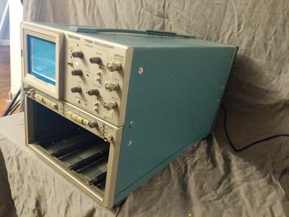 Tektronix 7104 Oscilloscope without plug-ins