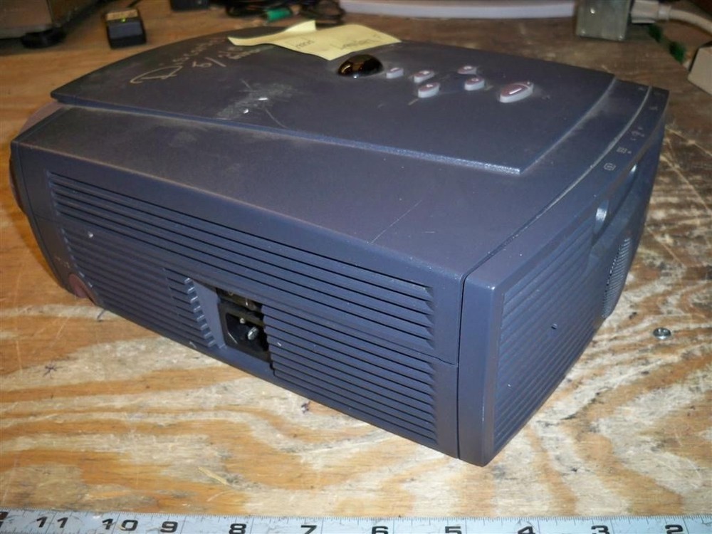 InFocus LP400 DLP Multimedia Projector w/ Lamp SEE NOTES