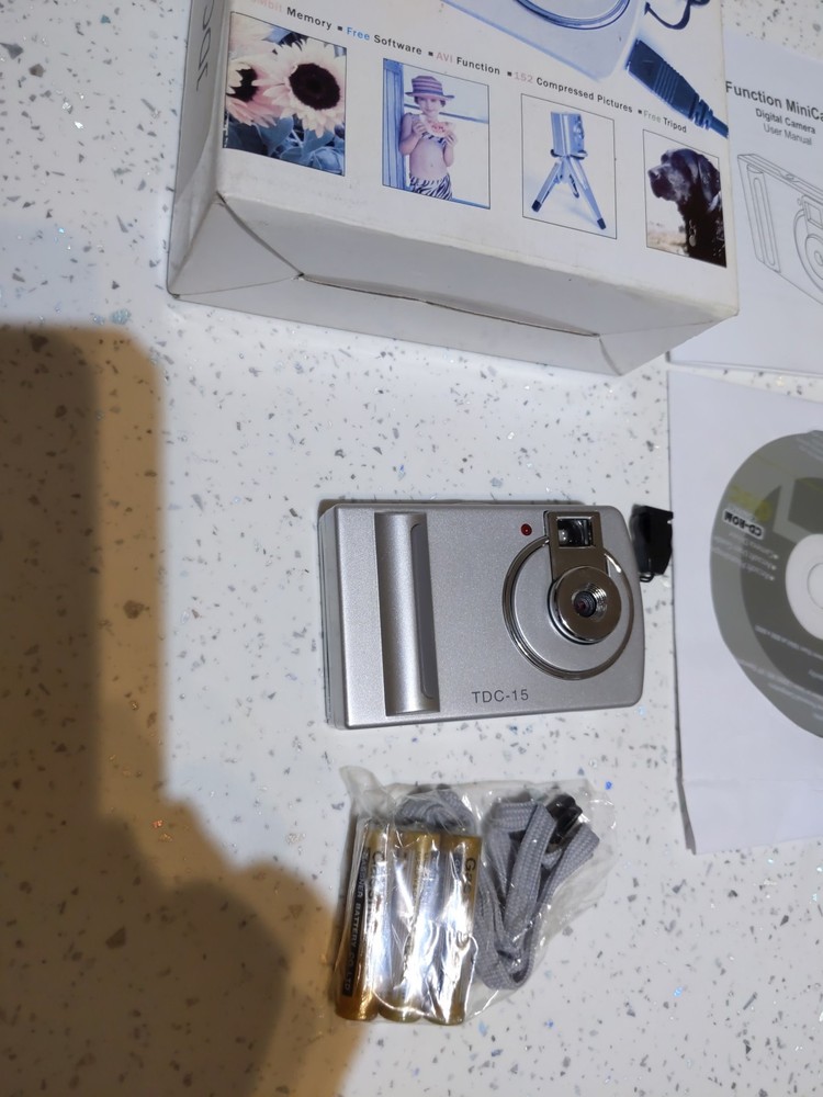 100K Digital Camera TDC-15 inc Disc, Instructions,CD, Cable,Tripod StrapUntested