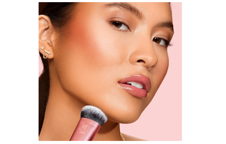 Real Techniques Makeup Brush for Even Streak Free Application, ( Select Type ).,
