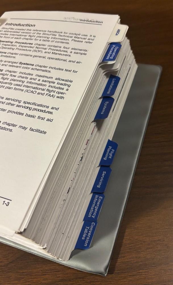 Gulfstream V plane Cockpit Reference Handbook (CAE SimuFlite, 2007) binder/GUC