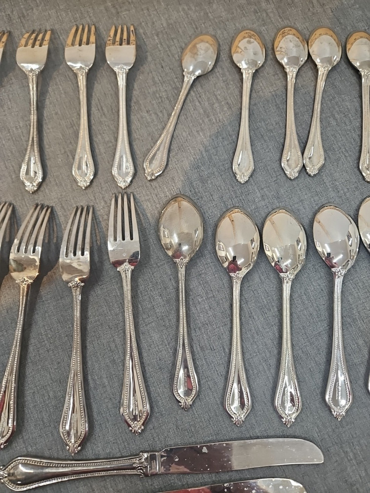 International Silver-Plated Yorkshire Bead Flatware 35pc 7 Place Settings