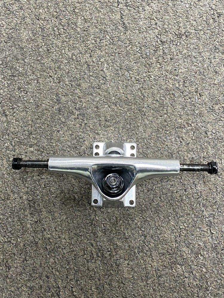 Preowned Silver 139mm(8") Skateboard Trucks