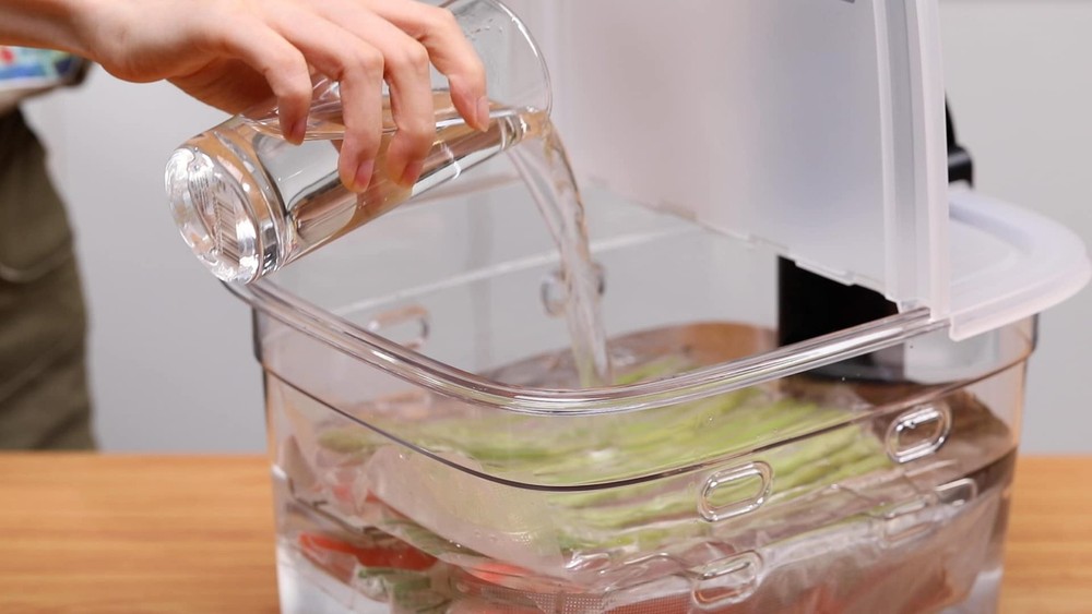 Versatile 12-Quart Sous Vide Container with Built-in Rack and Collapsible Hin...