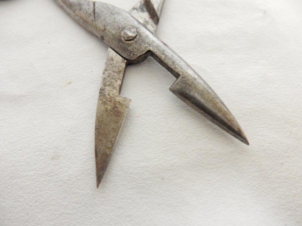 VINTAGE WALTER BROTHERS, BUTTON HOLE SCISSORS, SHARP