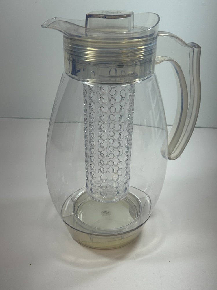 Water Infuser Pitcher- Fruit/Veg. Infusing Water Pitcher With built in ice pack