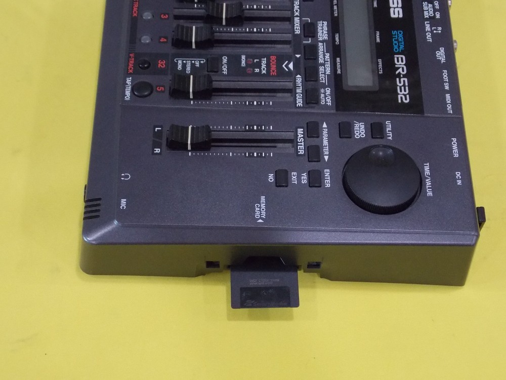 BOSS BR-532 Digital 4 Track studio with Memory card