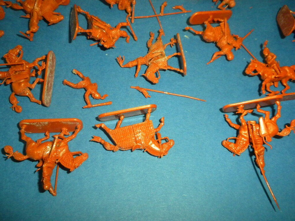 HAT INDUSTRIES/AIRFIX - 39 PLASTIC MODEL FIGURES 1/72 LOT #33