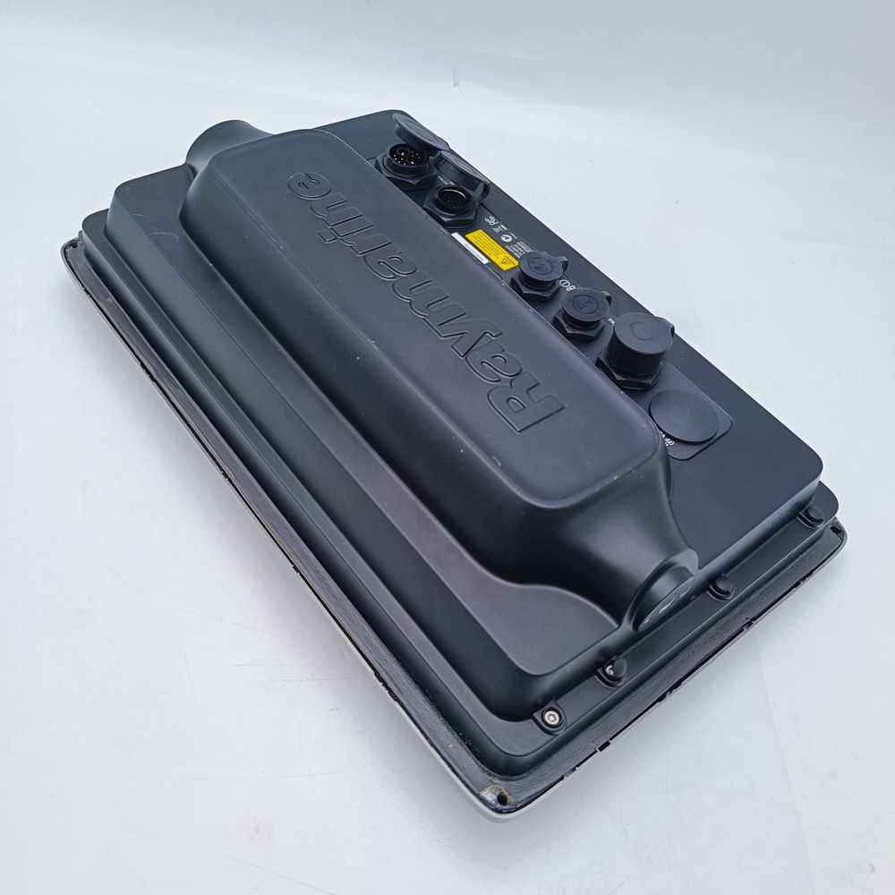 Raymarine e125 HybridTouch MFD Display Chartplotter Radar Display E70023 & Cover