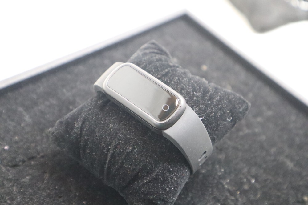 BIGGERFIVE FITNESS TRACKER ***AS-IS*** (NOT WORKING)
