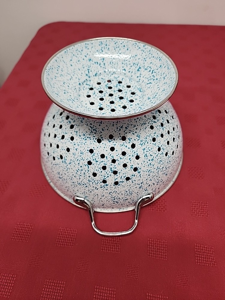 Enamel Collander Blue/White Speckled Confetti Pattern 2 Handle Springtime Vibe