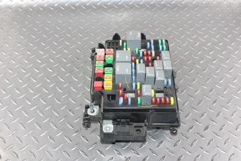 2003-2005 Chevy Silverado 1500 Engine Fuse Box Assembly OEM