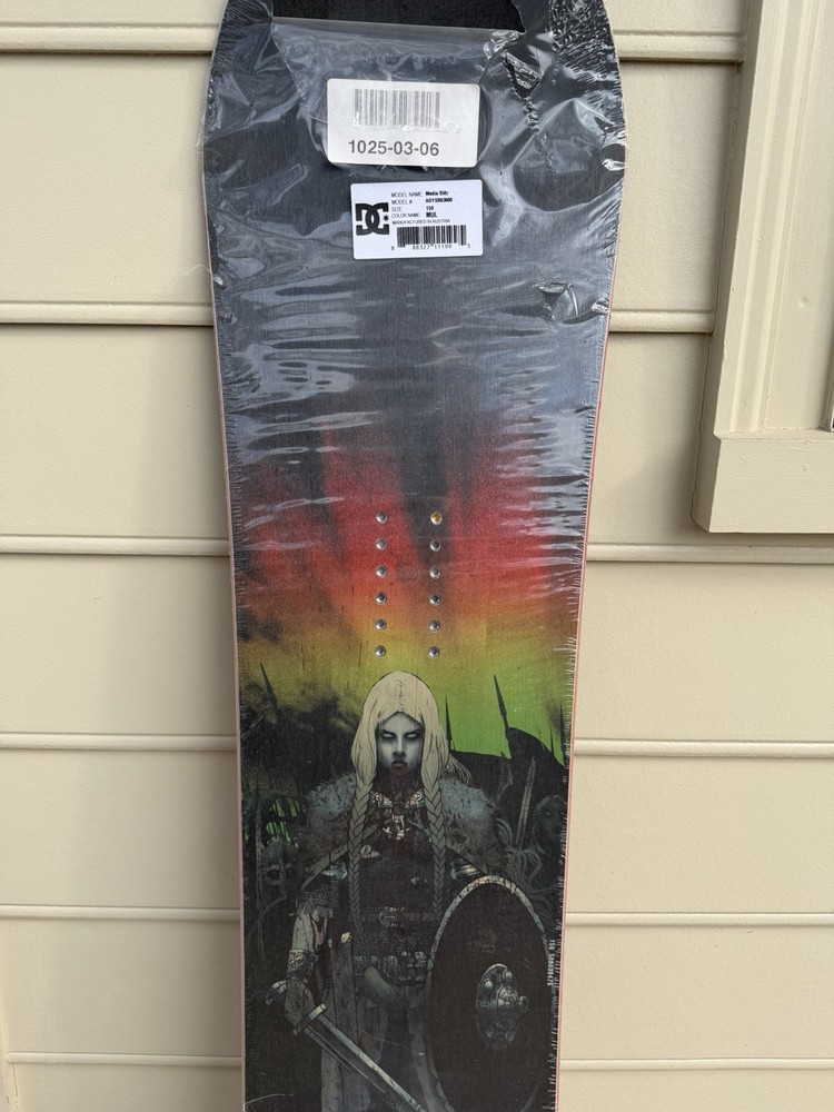 DC Media Blitz Snowboard 150cm Multicolor 2x4 Binding Pattern ADYSB03000