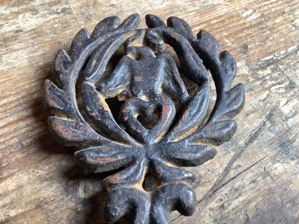 Vintage Small Cast Iron Trivet 5” Laurel Wreath With Eagle with Surface Rust