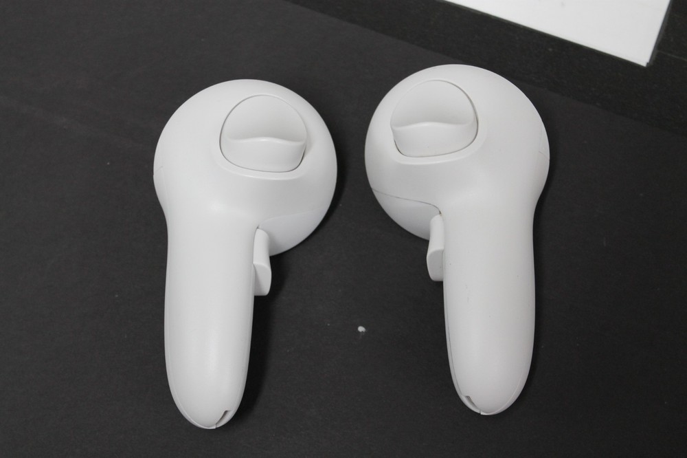 Genuine Meta Quest 3 / 3S VR Left & Right Pair Controllers ONLY, GREAT CONDITION