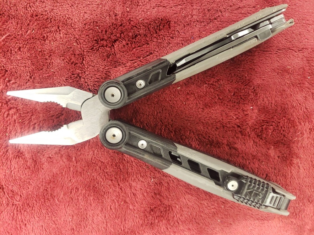 Gerber Radius Multi Tool Ergonomic 8 tool Plier with Nylon sheath USA