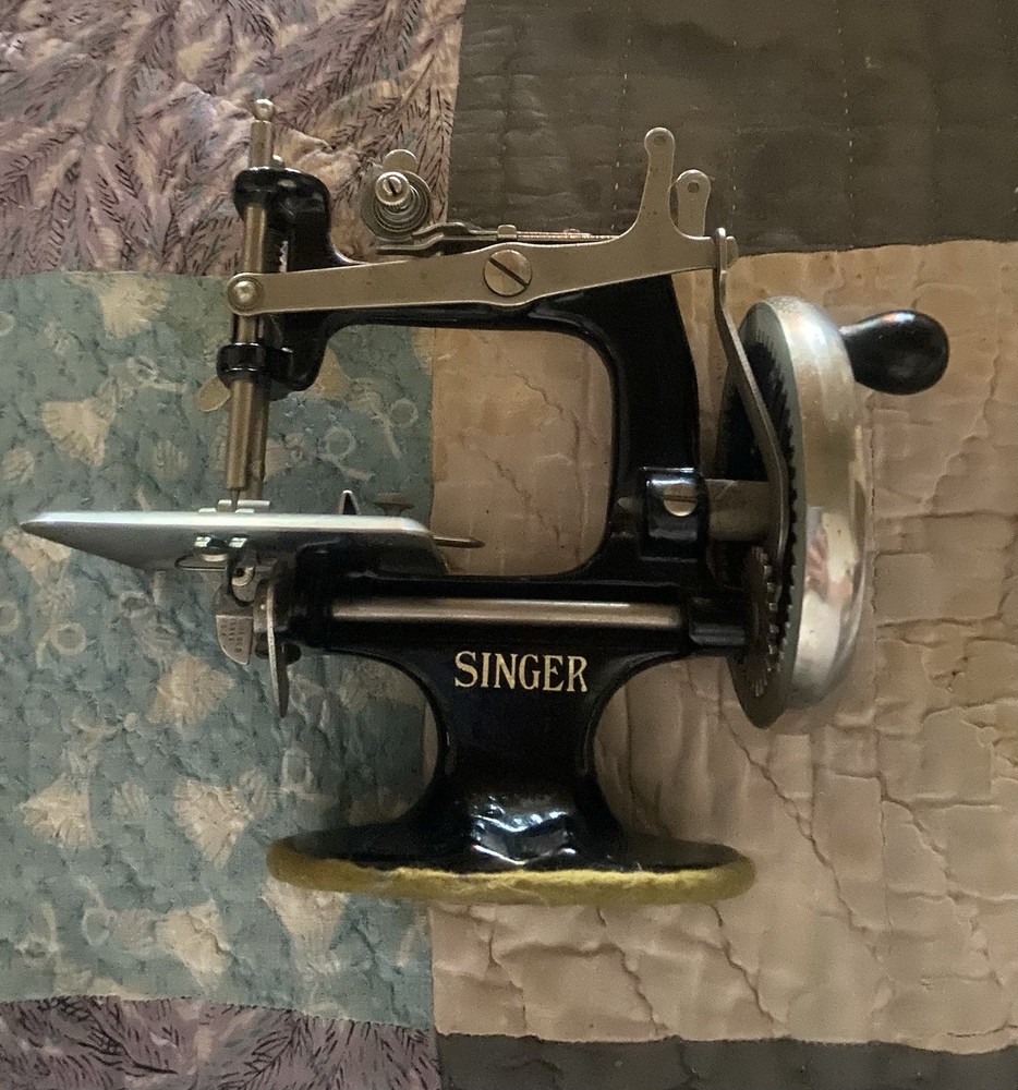 Vintage Singer Model. 20 Sewhandy - Fully functional