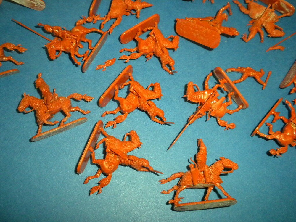 HAT INDUSTRIES/AIRFIX - 39 PLASTIC MODEL FIGURES 1/72 LOT #33