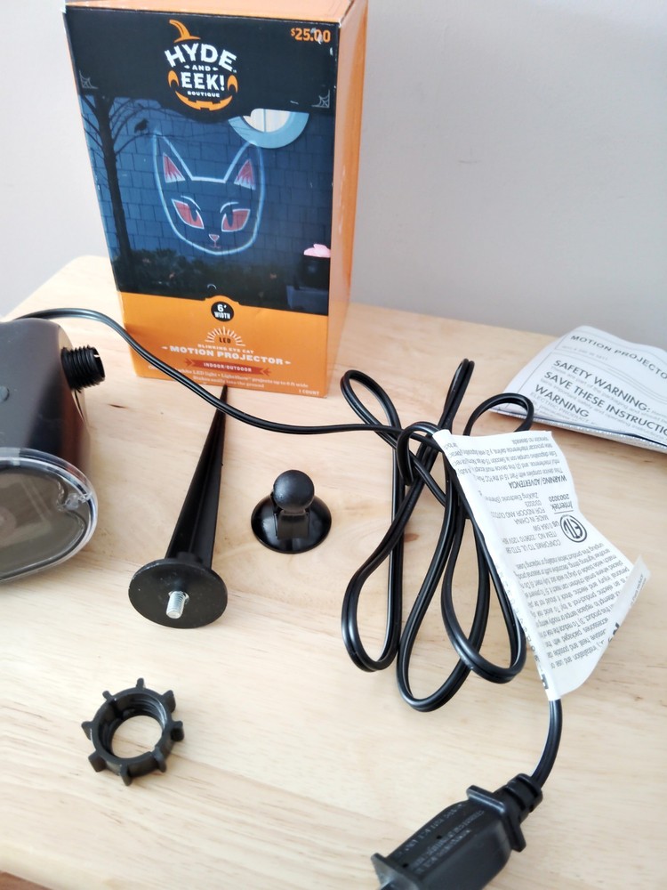 Hyde and Eek - Black Cat - Motion Projector Blinking Eye Cat-Target/ Halloween