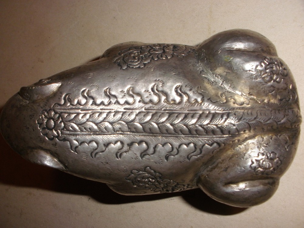 Large vintage South Eastern silver frog box