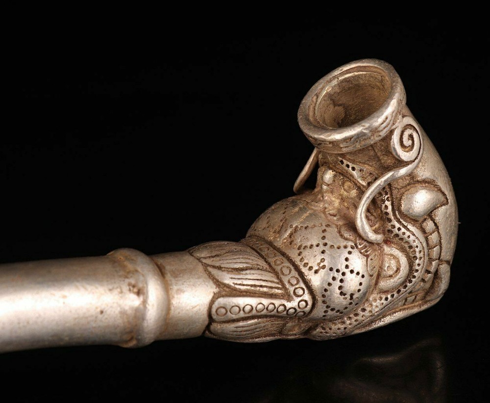Exquisite Tibet Silver Handwork Carving Dragon Myth Statue Old Smoking Tool