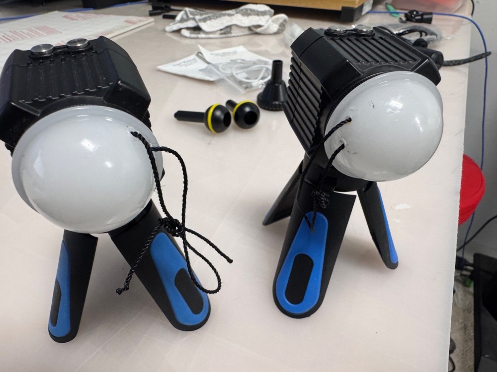SL-19 Underwater Lights Quantity 2! Includes 3 tripods!