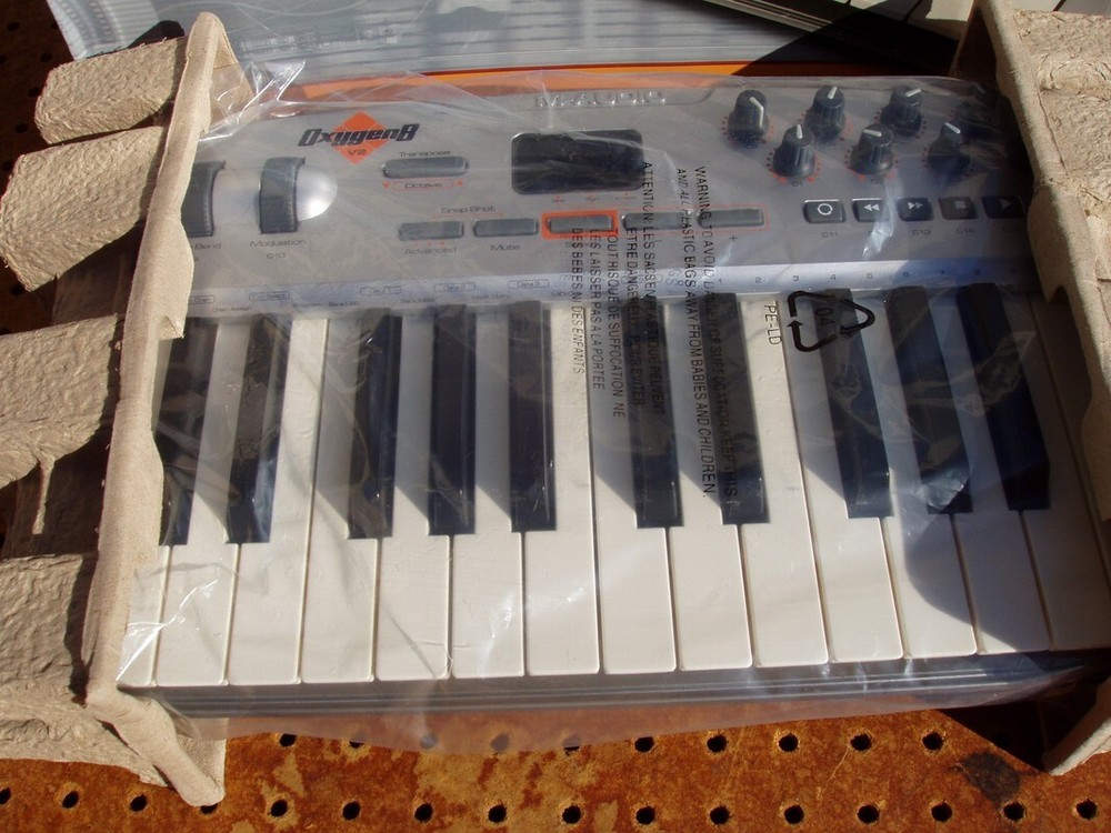 M-AUDIO OXYGEN 8 v2 25 USB 25 KEY MIDI CONTROLLER KEYBOARD UNUSED OPEN BOX