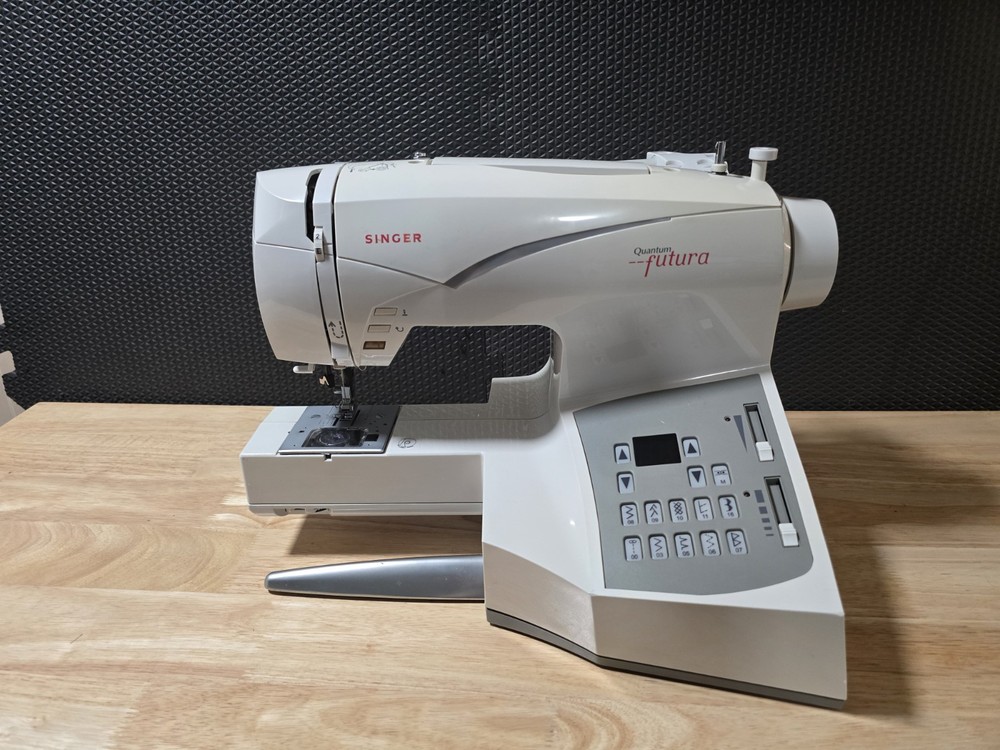 GC Singer Quantum Futura CE-200 Computerized Sewing Embroidery Machine