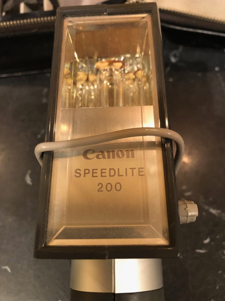CANON SPEEDLITE 200 WITH CASE IN BOX: RARE