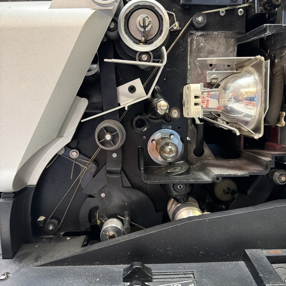 Vtg Singer Instaload/XL16MM Projector #2210-Working