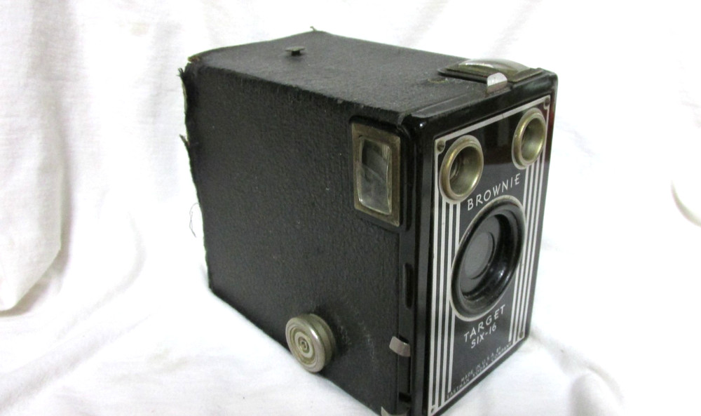 VINTAGE 1940s KODAK TARGET SIX 16 CAMERA MISSING BACK